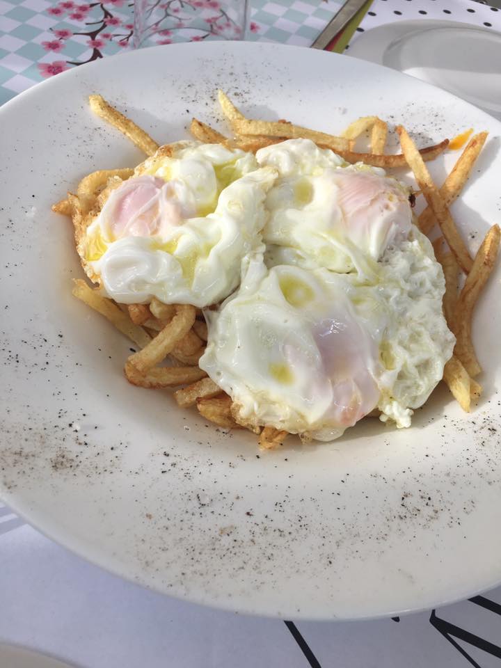 French fries with fried eggs at Bebeka (@bebekagr)